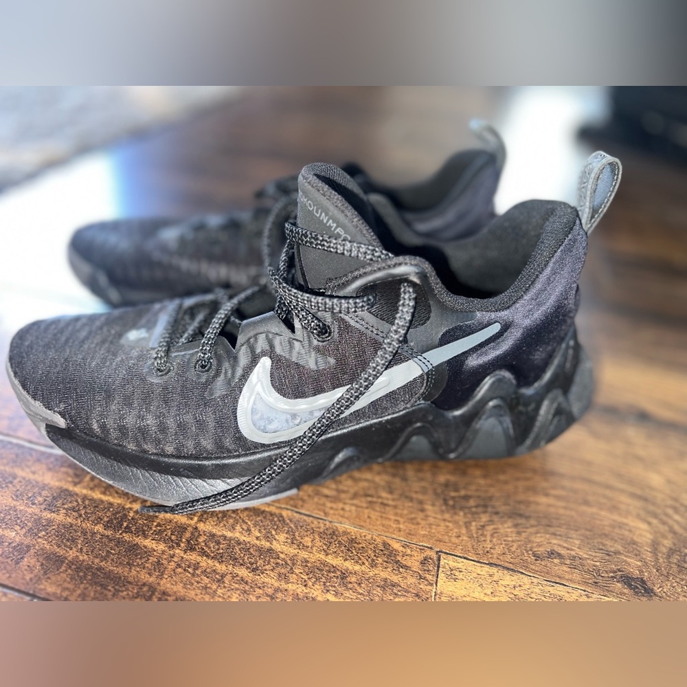 Men's Nike Giannis Basketball Shoes size 9